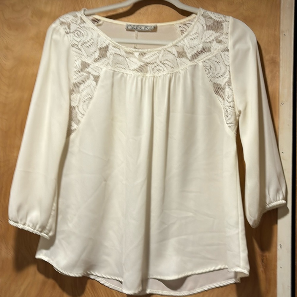 Chloe K off white top with beautiful lace accents size medium